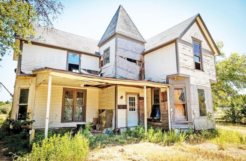 A ramshackle house on East Hopkins St. in Mexia sits on a lot overgrown with weeds and cascaded by rotting siding. Texan/Daniel Friend) Limestone County Appraisals Go Haywire as Dilapidated Homes See Stark Value Increase