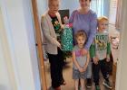 Amy Fulton and her children pass off donations to LCSSP Nutrition Director Glenda O’Neal. Article Image Alt Text